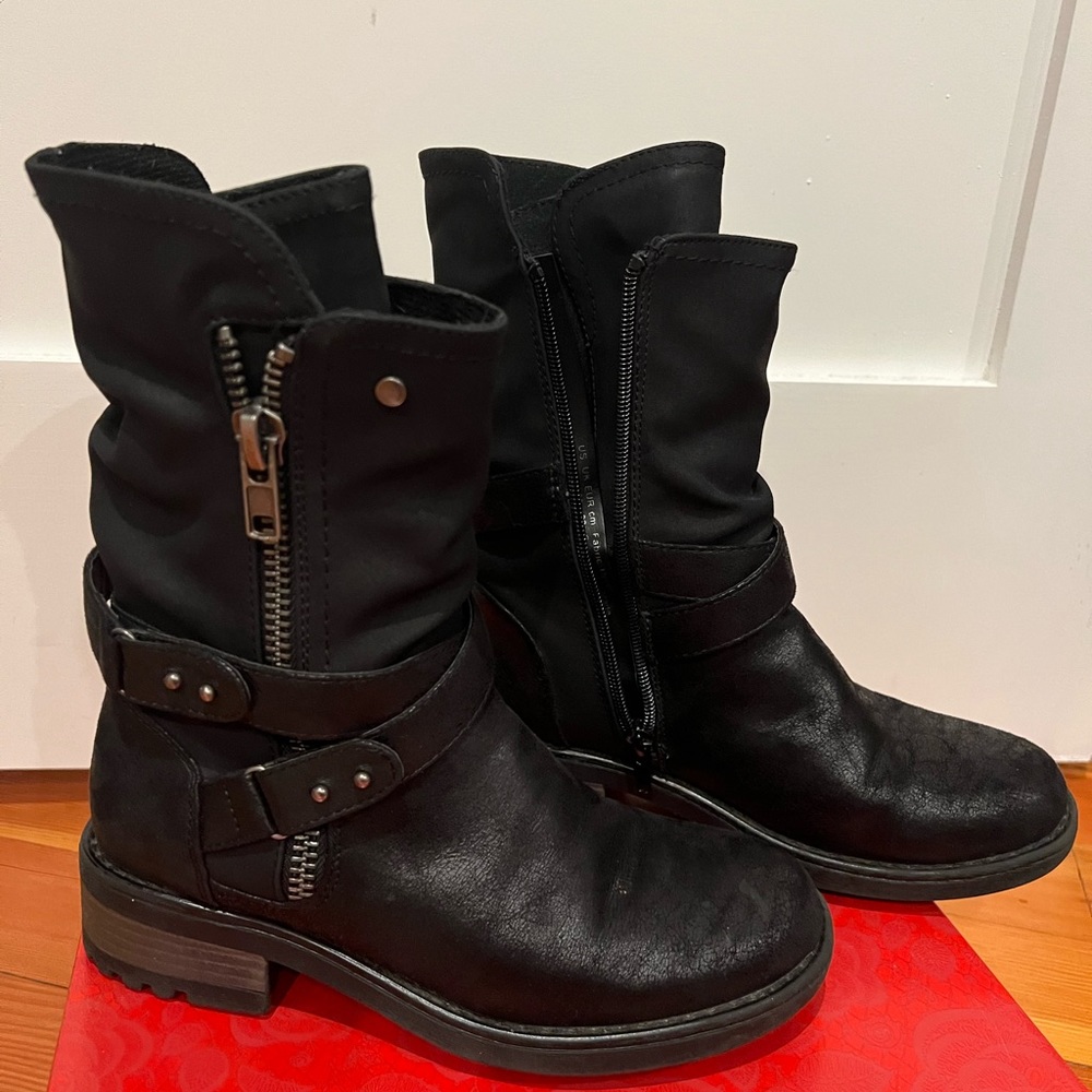 Carlos Santana black boots